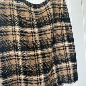 Elegant Plaid Skirt in Black and Beige